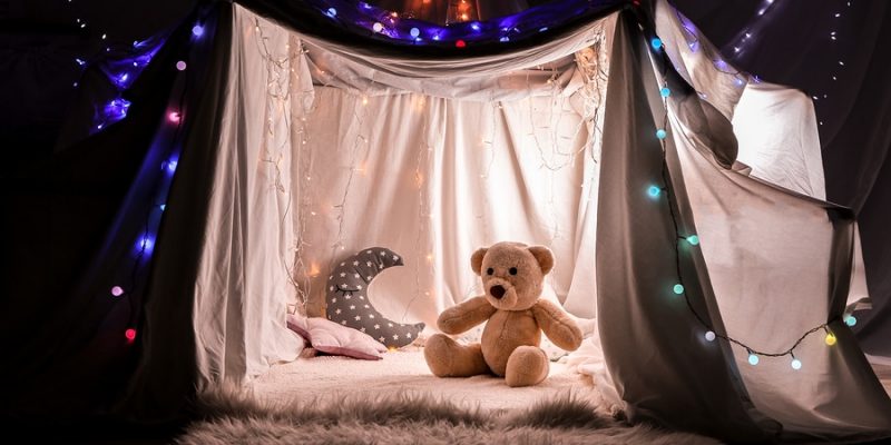 Hovel decorated with garland for children's party at home