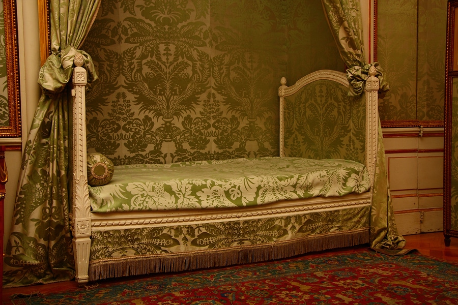 Luxury old fashioned bed i n