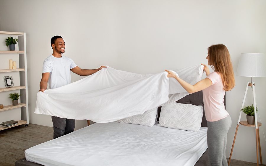 https://blog.sobelathome.com/wp-content/uploads/2021/04/egyptian-cotton-couple-making-bed.jpg