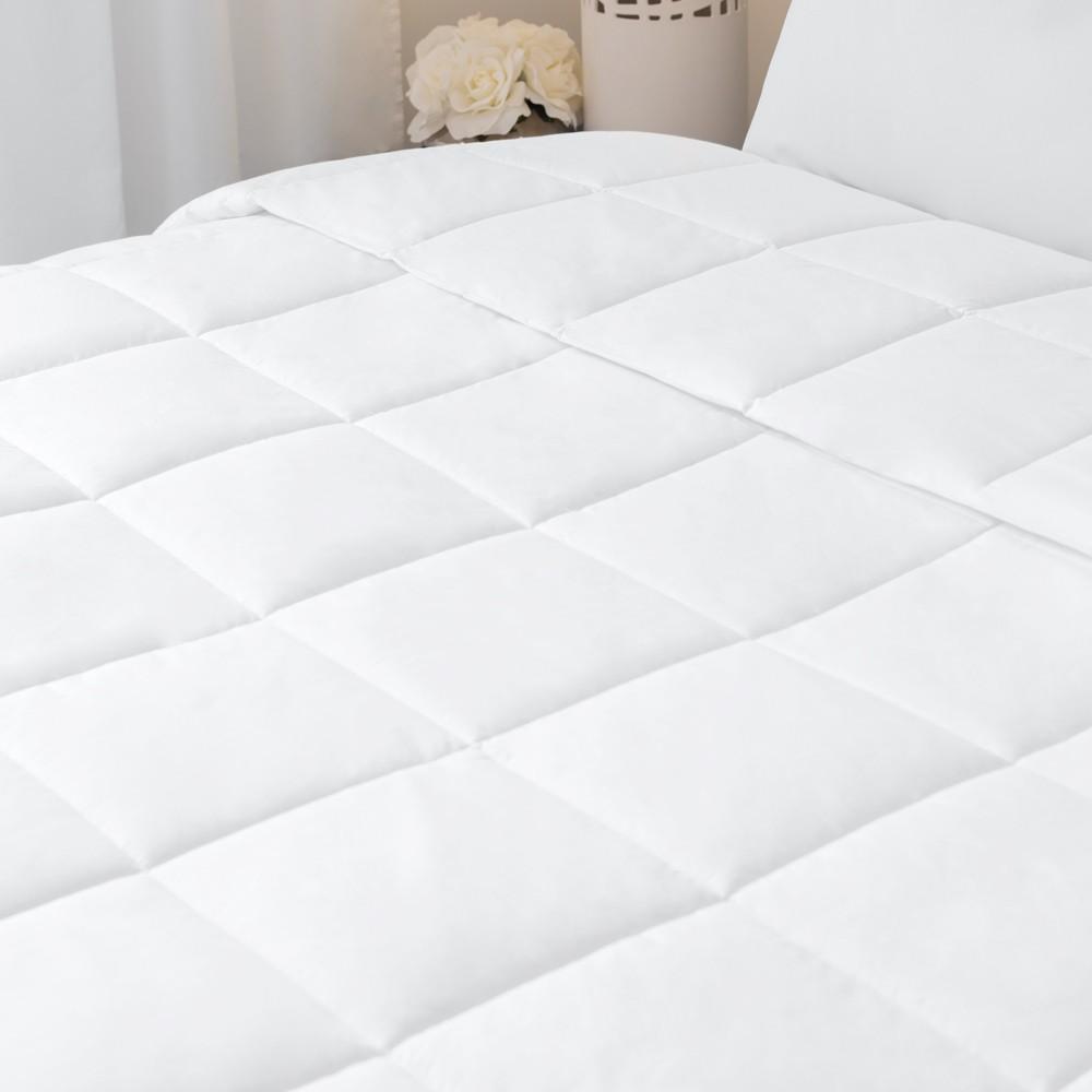 Soble duvet insert white quilted on a luxury hotel bed