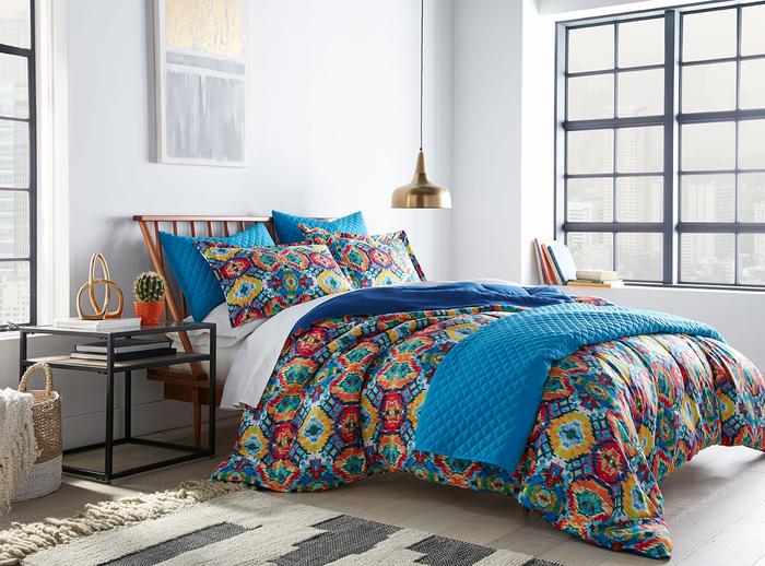 https://blog.sobelathome.com/wp-content/uploads/2021/11/David-Bromstad_Tapestry_6PCSET_700x.jpg