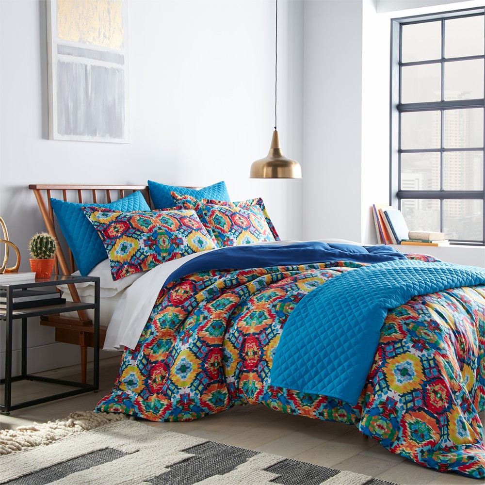 Quilt and sheets with good thread count in vibrant colors