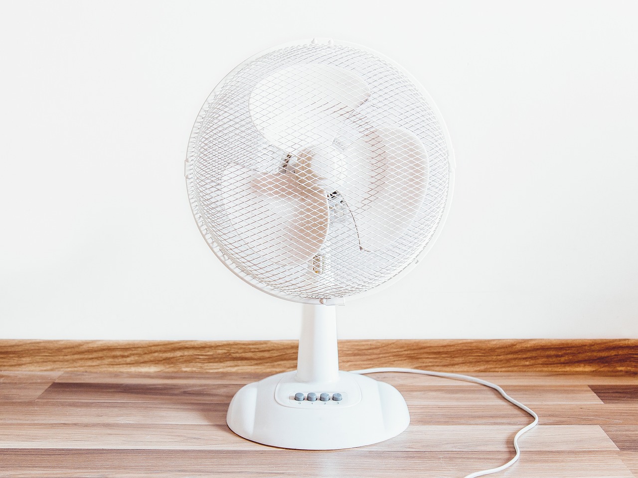 oscillating fan to stay cool in summer